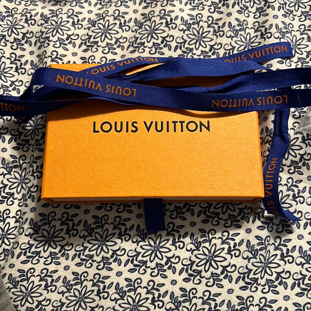 Louis Vuitton small sides box/ dustbag